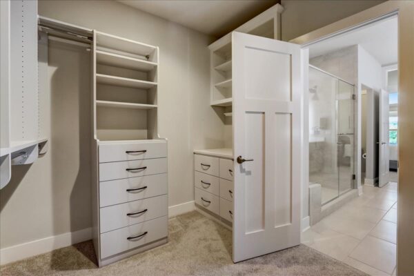 Closet: Dresser